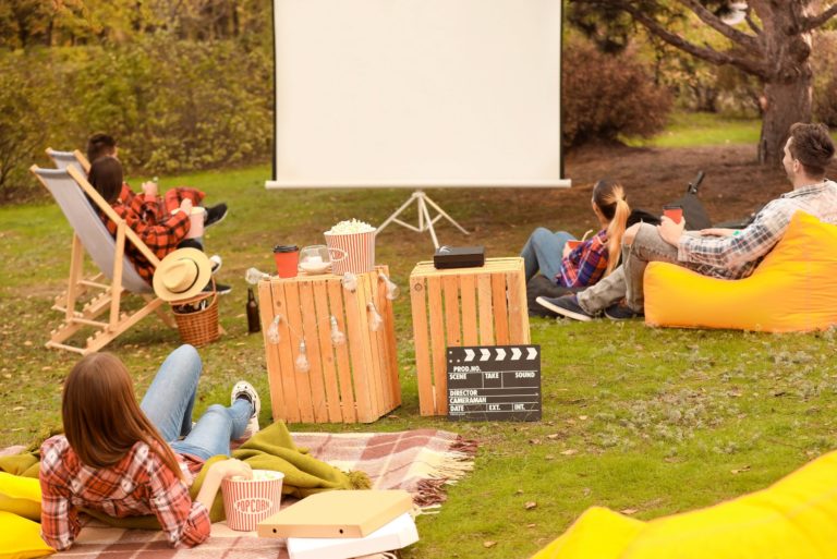 Tips for Planning an Outdoor Movie Night at Home